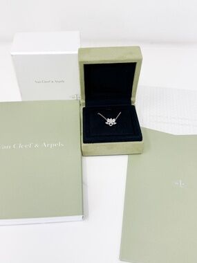 Van Cleef & Arpels Lotus openwork pendant mini model